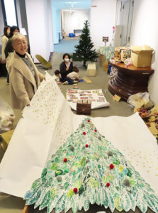「森のクリスマス」を感じる巨大アート展示も準備中。大倉山ミエルに通う保護者による手作りだという（12月1日、大倉山記念館ギャラリー）