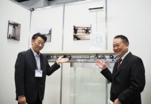 寺岡オートドア株式会社（東京都大田区）の「自動ドア換気システム」の開発をおこなったこともアピール