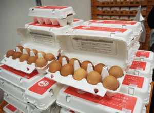 にわとりが飲める「カルピス」（アサヒカルピスウェルネス株式会社、東京都渋谷区）でにわとりの腸内環境を整え、最上級のとうもろこしのエサを使用し濃厚卵の「赤玉子」を市場に供給しているとのこと