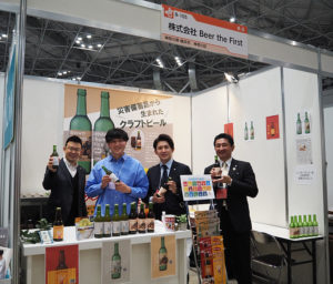 【小机支店】株式会社Beer the First（神奈川区神大寺、酒類販売）はビール好きだという坂本錦一社長（左から2人目）が起業し立ち上げた