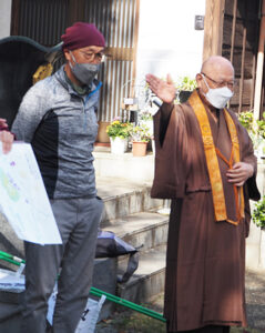 住職の村上宥真（ゆうしん）さんが篠原町の歴史について子どもたちに優しい語り口で伝える。「表谷（おもてや）」地区の名称の由来は「太陽がある場所」の意味だという