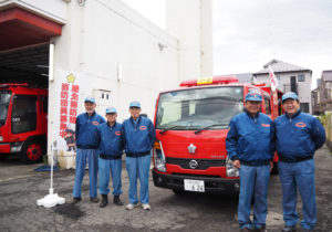 「消防団員も募集しています」と、30年来消防団で活動している港北消防団第七分団長の中山勉さん（右）。来場者とコミュニケ―ションをとりながらイベントを盛り上げていました