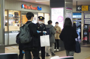 大倉山駅でおこなわれた「年末年始消防特別警戒」での広報活動のようす（12月22日）