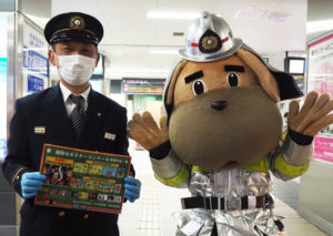 1974（昭和49）年生まれだという、横浜市消防局のマスコットキャラクター「ハマくん」も来訪。「防火ポスターコンクール」入賞作品や消防団員募集を呼び掛けるデザインのクリアケースも配布していた