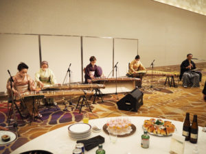 開宴後も「港北三曲会」が演奏。各テーブルには少しずつ料理と飲み物が提供されていました