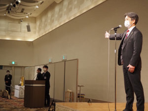 横浜マリノス株式会社の中山昭宏新社長（前副社長）が力強く優勝報告とシャーレ・トロフィーの紹介をおこなっていました