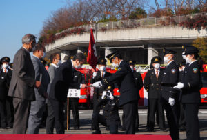 一般消防功労者として「フローラルつなしま運営委員会」、特別賞として新横浜グレイスホテル自衛消防隊、新横浜公園・日産スタジアム自衛消防隊なども、吉田署長から表彰状を受け取っていました
