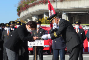 消防団員家族表彰者の代表として江藤まりさんが飯田団長から表彰されていました