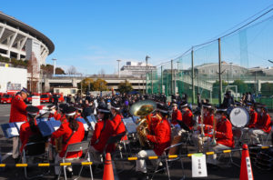 出初式のスタートを待つ横浜市消防音楽隊の皆さん