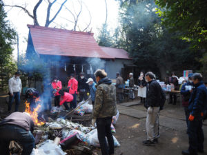 小机町の横浜上麻生線にも近い丘の上にある聖徳太子堂でおこなわれた「どんど焼き」に地域の多くの人々が来訪していた（1月8日）