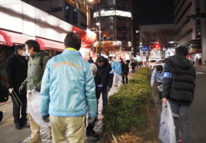 2万人超が訪れた横浜アリーナ前「アリーナ通り」でおこなわれた初となる新横浜町内会と横浜市教育委員会（ボランティア）による清掃活動（1月9日18時頃）