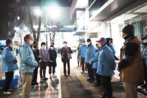 実施に先立ち新横浜町内会の金子会長からあいさつと新成人（20歳）のボランティアを紹介。大きな拍手があがっていた