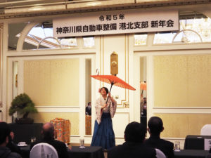 東京都指定民俗無形文化財の「江戸太神楽（えどだいかぐら）」を披露した菊仙さん。「縁起の良い」金の輪や桝（ます）を赤い傘でまわす技を見事披露した