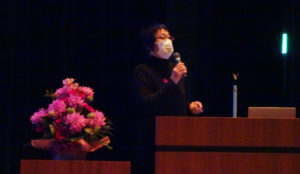 京都芸術大学で研究員を務める春日美由紀さんがスライドを交えて指導者にとっても役立つ「アスリート」と「アート」についての講演を展開した