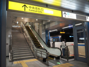 右上には「相鉄・東急新横浜線」への案内表示が隠されている様子。開業まであと1週間です