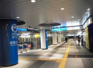 左手が横浜市営地下鉄ブルーライン新横浜駅「中央改札口」、右手が相鉄・東急新横浜線の「新横浜駅」