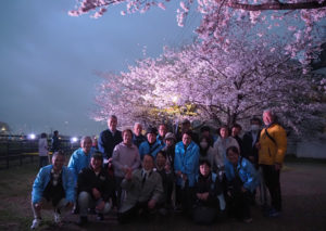 新横浜町内会や菊名地区連合町内会、港北区役所の地区担当者が来訪し、無事のライトアップを祝いました
