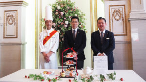 同ホテル冠婚事業サービス部長の小林さん（中央）、レストラン支配人の蓮見さん（右）、ペストリー料理長の池田さんが会見に臨んだ