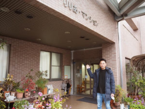 「りりあマンション」を運営する横溝和宏さんは師岡小PTA会長としても地域で活躍。エントランスはたくさんの花で彩る