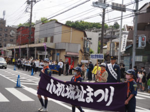 「小机辻」交差点で「横浜上麻生道路」から離れ、金剛寺方面へと向かいます