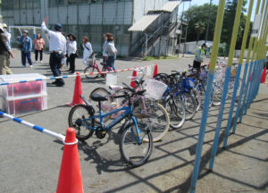 保護者やボランティアに「自転車の安全な乗り方教室」の進行について港北警察署からの説明が行われました