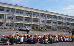 人事異動により初チャレンジとなった港北警察署交通課の三宅潤さん、石川貴之さんが来校。三宅さんは「新横浜や菊名の交番で勤務していました」と子どもたちを和ませるトークを展開していた