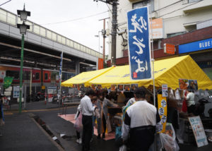 カラフルな東横線が見える場所の「模擬店」も大盛況。お昼すぎには多くの商品が売り切れていました
