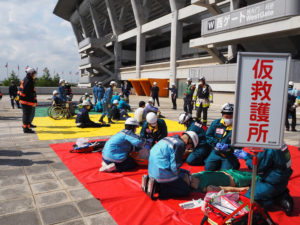 【訓練】仮救護所では横浜労災病院からYMAT （横浜救急医療チーム）が駆け付けて重い症状の負傷者の治療にあたっていた
