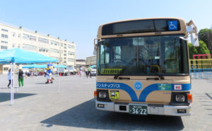 横浜市立太尾小学校に登場した「横浜市営バス」車両。通算で2校目の「はまっ子交通あんぜん教室」への登場となった
