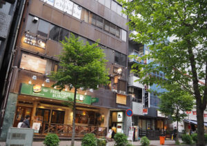 外川さんは開業の地を「子の通学のため」にと新横浜の地を選んだ。1階にはフレッシュネスバーガー新横浜店が入る アポロ新横浜第2ビル内、新横浜ラーメン博物館の並びに「レイトリー」はある