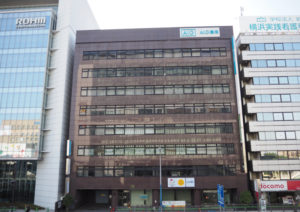 新横浜駅前の環状2号線沿い「富士火災横浜ビル」の地下1階に「きごクリニック新横浜」はある