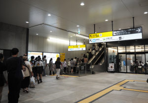 大型イベントが開催される週末には多くの人々が新横浜駅を利用。臨時列車の運行も（6月3日）