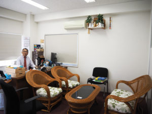 宮崎支社にも広々とした社長室があり多くの「大切なお客様」を出迎えている