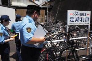 多発する「自転車盗難」を防ぐため、無施錠の自転車をチェックする港北警察署員（7月10日）