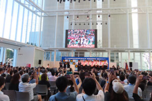 慶應塾高の皆さんが登場すると会場に割れんばかりの拍手と歓声が寄せられた