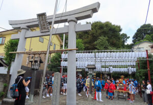 新羽駅近くにある「新羽杉山神社」は初めて200以上の白い提灯で彩られたという。10月6日（金）夕方に夜店の出店も予定している（10月1日撮影）
