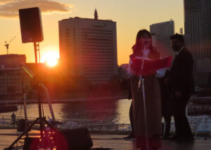 夕陽が輝く中、小山愛理（あいり）さんの司会進行で「出港式」が行われた