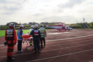 横浜労災病院YMATの医師や看護師、救急救命士らが「傷病者」をヘリに送り届ける訓練からスタート