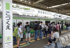 2018年9月の「横浜線110周年」イベント時（写真）には多く鉄道ファンが訪れていた。今回も「2番線」に横浜線の車両が留め置かれてイベントに使用される予定