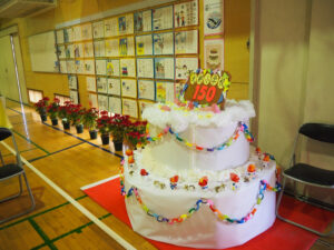会場では児童が製作した学校の「150歳」を祝うデコレーションケーキを模したモニュメントが出迎えてくれました