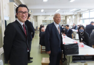 開校120周年（2020年）の実行委員長で元PTA会長の栗山雄太さん（左）と大倉山地区連合町会の小沢会長