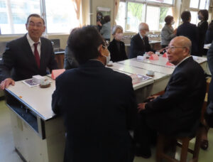元学校運営協議会会長で前大倉山地区連合町会会長の飯山精三さん（右）も来校。笑顔で周囲の人々を和ませていました