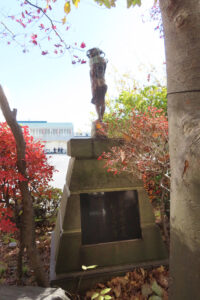 大倉山青柳・田辺元PTA会長ゆかりの、開校80周年記念「花と少女像」の後方には周年記念の文字が刻まれていました