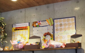 店頭に掲げられた小机小学校3年生からの「メッセージボード」。パン開発・販売への感謝の想いが綴られている
