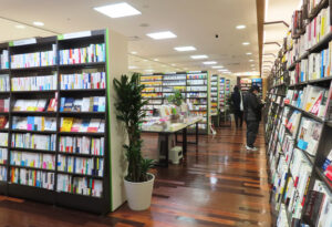 「三省堂書店新横浜店」時代のレイアウトを活かした「居抜き」での出店となったが、床は木目調、観葉植物を多く配するなど「癒（いや）し」の空間を意識した店舗デザインを採用した
