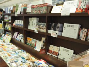 神奈川県内の書籍が並ぶレジ近くのコーナーには、有隣堂が出版した書籍なども陳列。地元ゆかりの五大路子さんや横浜F・マリノス、慶應義塾高校・森林貴彦監督の著書なども並んでいた