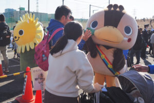 新横浜町内会の「かもねくん」とトレッサ横浜の「とれおんくん」も親しみやすさいっぱいに子どもたちを出迎えていました