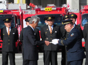 永年勤続消防団員や一般消防功労者などを表彰。新吉田連合町会の末永佑己会長が「消防局長表彰」を受賞した3団体の代表として賞状を受け取っていました