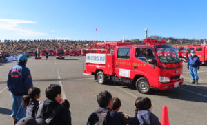 消防団による車両分列行進を大人も子どもも熱きまなざしで見つめていました