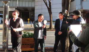 30周年を迎えたYOUテレビ「地元発見！ハマってハンジロウ」たーにーさん（左）としゅうごパークさん（中央）が新横浜2丁目・アリーナ通りを訪れロケを行った（1月9日）
